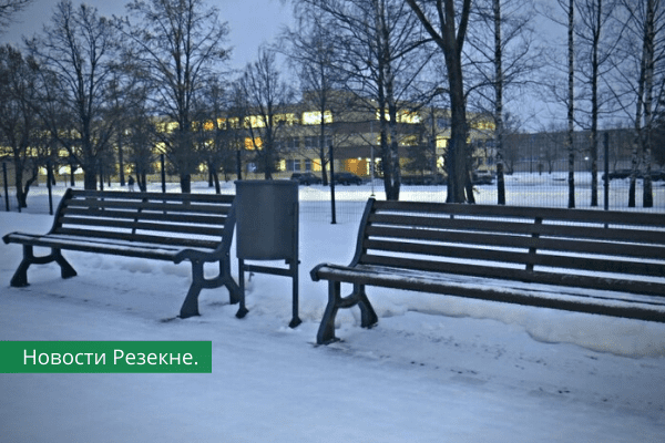 В Резекне появляется все больше скамеек.