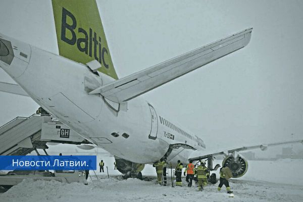 В аэропорту Риги из-за плохой видимости при посадке самолет airBaltic съехал с полосы.