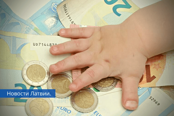 В Латвии за каждого ребенка до апреля выплатят по 200 евро.