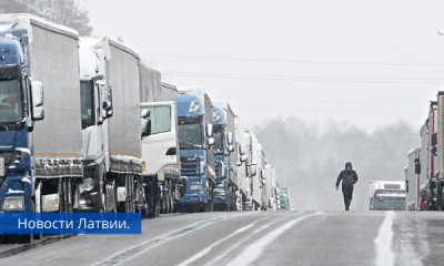 На территорию Латвии запретили въезжать 152 российским и белорусским грузовикам.