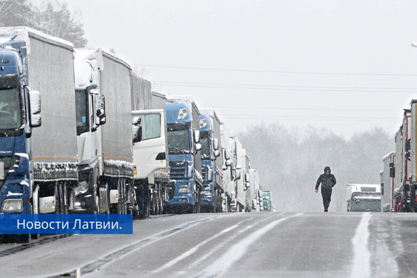 На территорию Латвии запретили въезжать 152 российским и белорусским грузовикам.