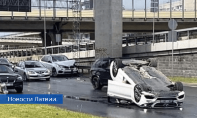 В Риге Mercedes столкнулся с BMW и перевернулся на крышу.