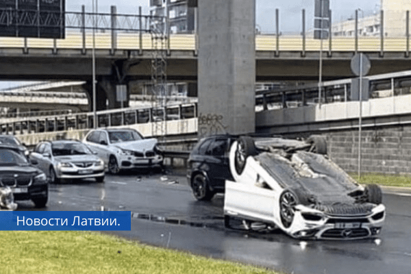 В Риге Mercedes столкнулся с BMW и перевернулся на крышу.