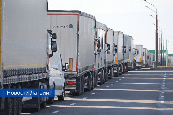 На границе в Терехово стоит очередь из 880 грузовиков.