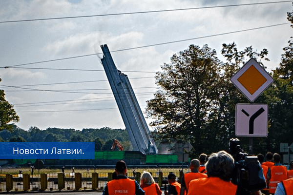 В Риге демонтирована обелиска памятника Освободителям.