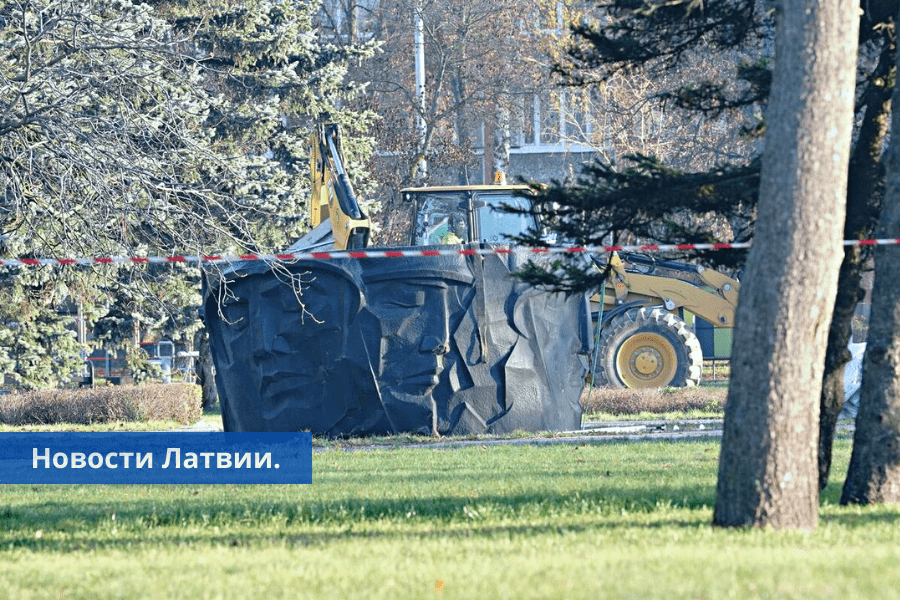 В Даугавпилсе демонтирован памятник, задержаны 37 человек. ВИДЕО.