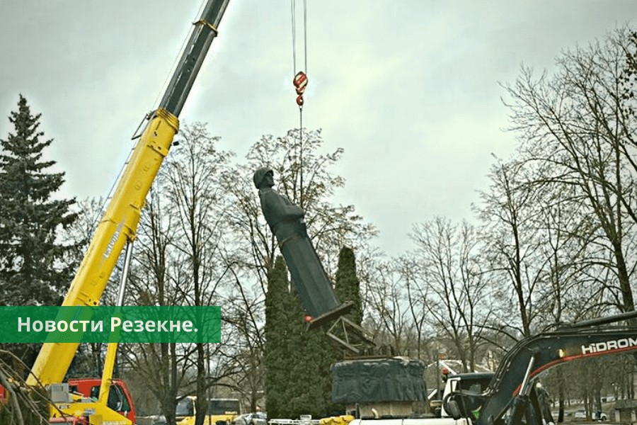 ФОТО и ВИДЕО: В Резекне демонтируют советский памятник «Алеша»