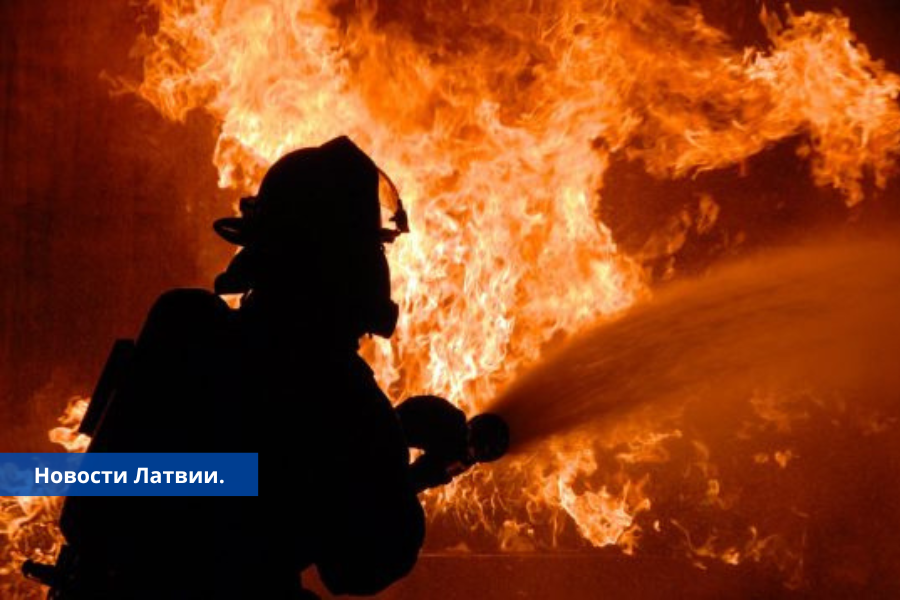 Пожар в Лудзенском крае: найден погибший житель, пострадал сотрудник ГПСС.