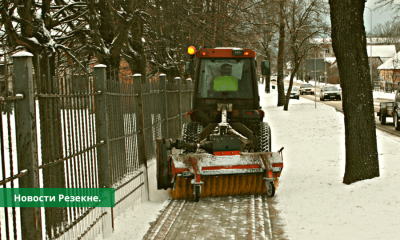 В Резекне этой зимой проводить уборку тротуаров будет новая компания «VIZII URBAN»