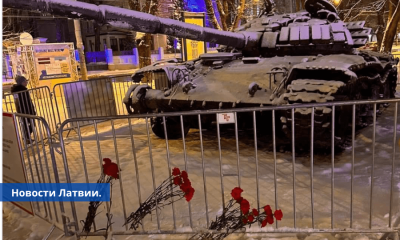 Полиция расследует появление гвоздик около подбитого российского танка.