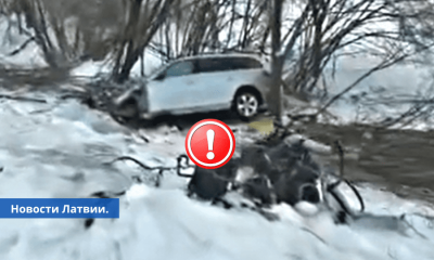 От удара вылетел двигатель в Латгалии BMW врезался в дерево.