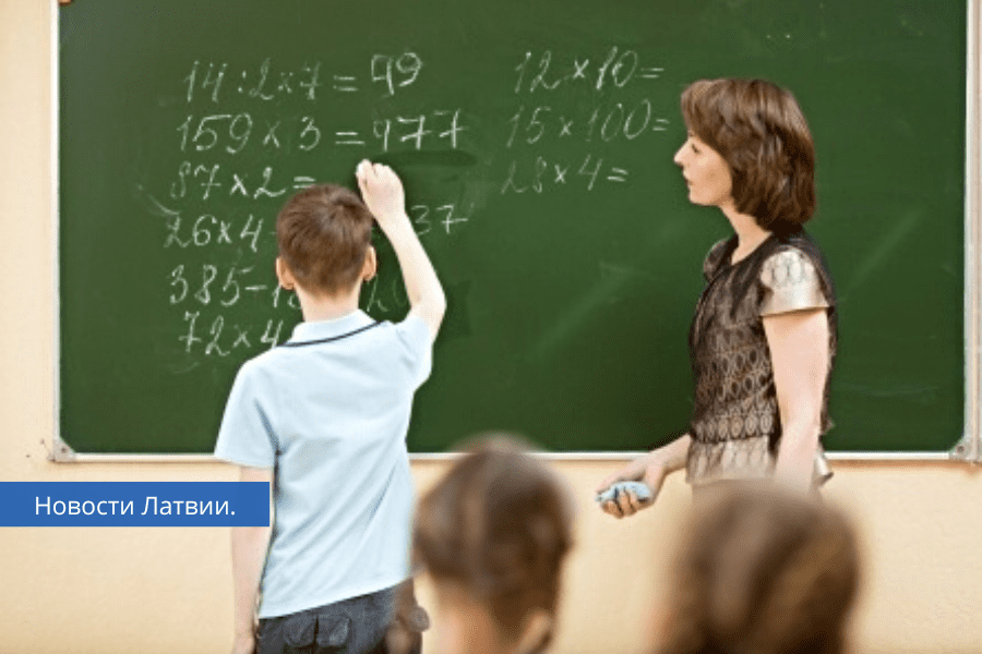 С 1 сентября учителям Латвии планируют повысить почасовую ставку. На сколько