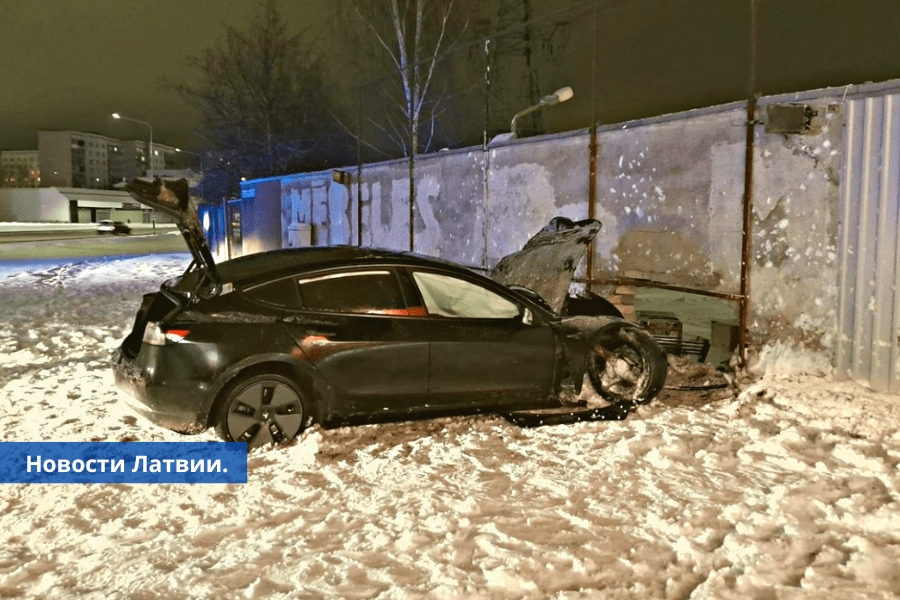 ВИДЕО пьяный водитель на Tesla пытался скрыться от полиции - штраф 26,000€