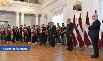 Фото, видео - уходящий президент принял хоккейную делегацию в Рижском замке.