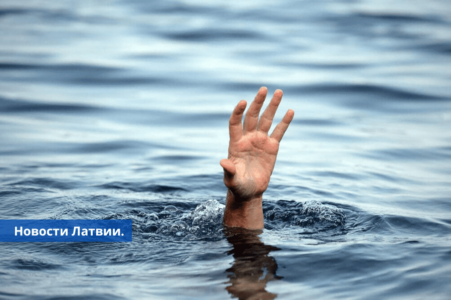 В Латгалии на озере перевернулась лодка, один человек утонул, второй пропал.