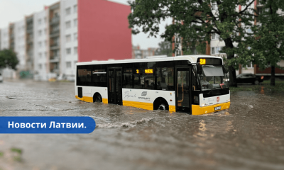 ФОТО. Иза интенсивного дождя в Елгаве затопило улицы.