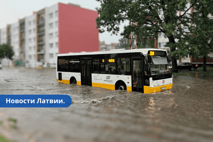 ФОТО. Иза интенсивного дождя в Елгаве затопило улицы.