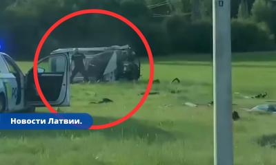 ВИДЕО: В Елгаве подростки снимали видео побега от полиции и попали в аварию.