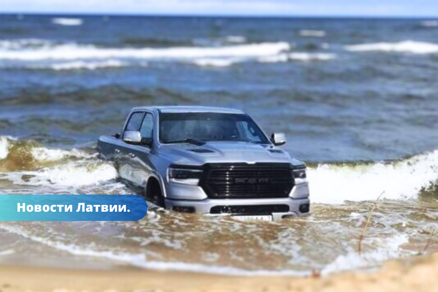 ФОТО. В Латвии в море нашли затопленный автомобиль с белорусскими номерами.