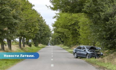 В Бауском крае водитель Opel врезался в дерево и погиб.