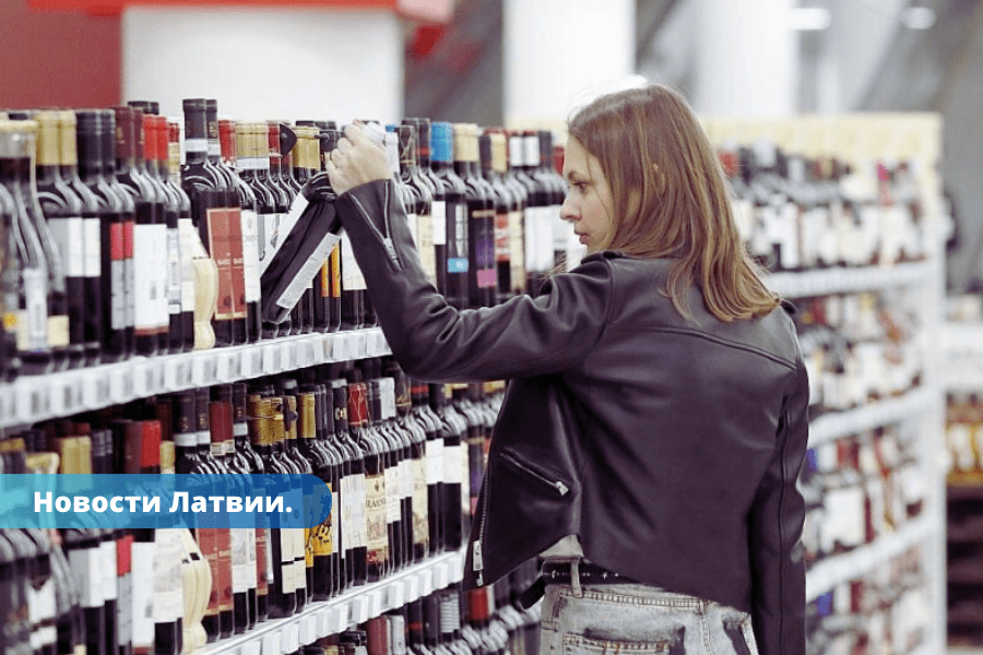 Почти половина латвийцев за сокращение часов продажи алкоголя.