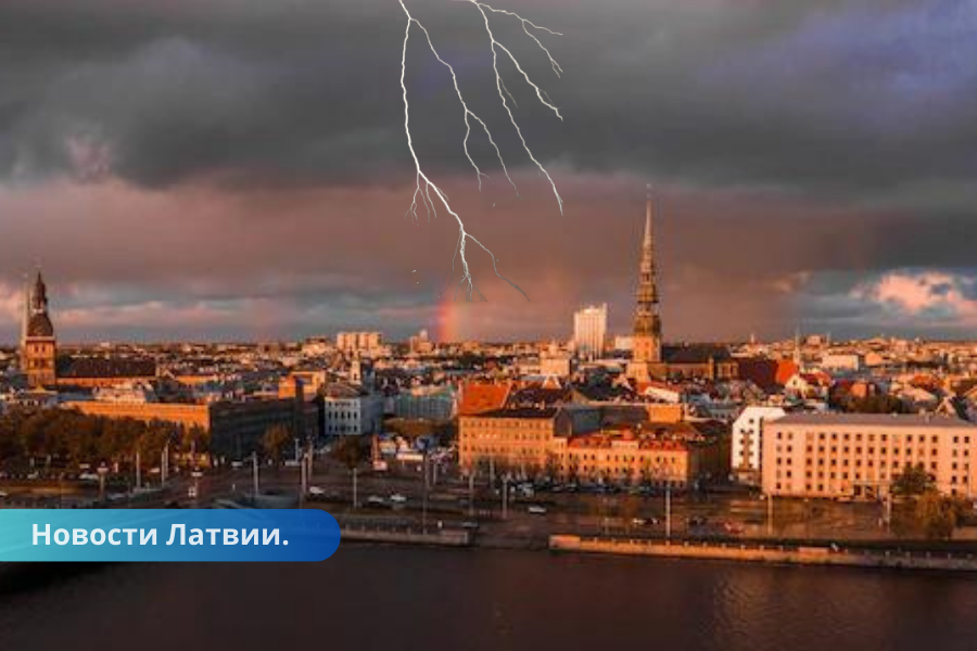 Trīs cilvēki tika hospitalizēti pēc tam, kad piektdien ēkā iespēra zibens.