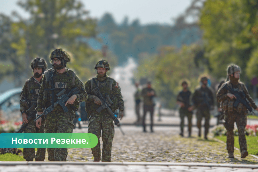 Латвийские солдаты и союзники патрулируют улицы в Резекне и Виляны.