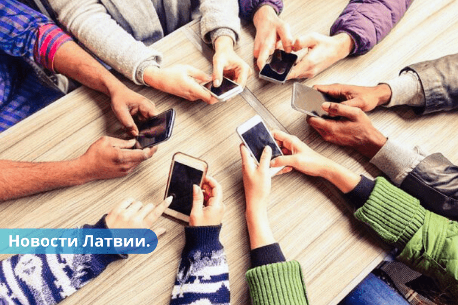 В Латвии хотят запретить телефоны в школах и разрешить досмотр личных вещей школьников.