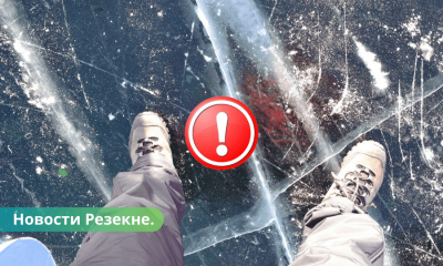 Это очень опасно в Резекне дети играют на нестабильном льду.
