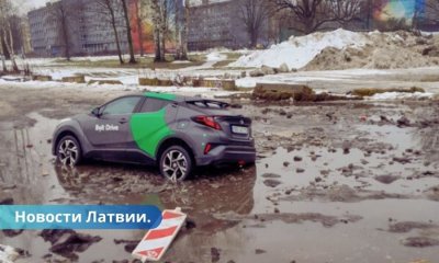 Ни пройти ни проехать в Риге такси намертво увязло в гигантской луже.