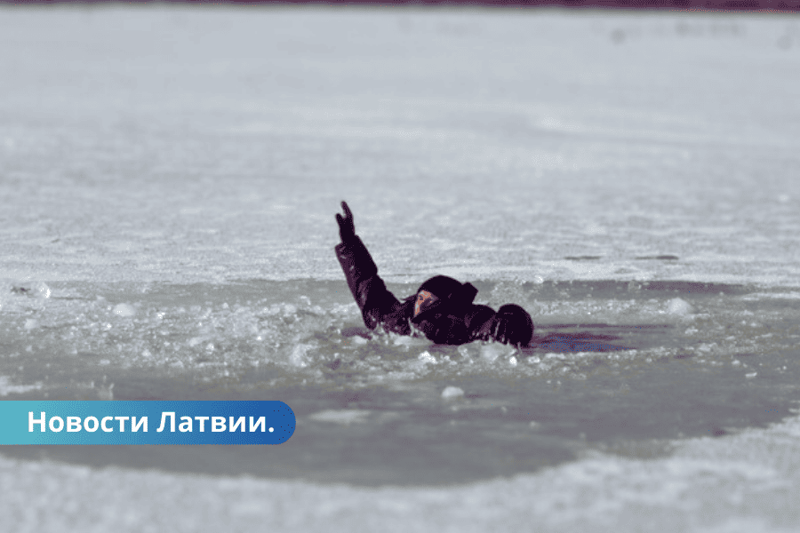 Тонкий лед не пугает спасатели уже вытаскивают из воды рыбаков.