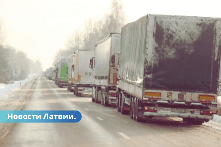 Более 1000 грузовиков стоят в очереди на трех пограничных пунктах.