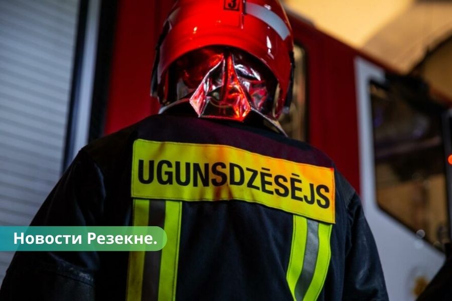В Резекне при пожаре в многоквартирном доме погиб человек.