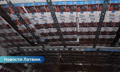 Таможенники остановили микроавтобус с 5 тыс. пачек контрабандных сигарет.