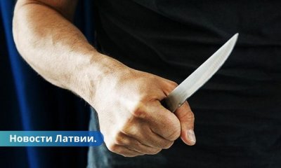 В Балви мужчина угрожал ножом посетительнице магазина.