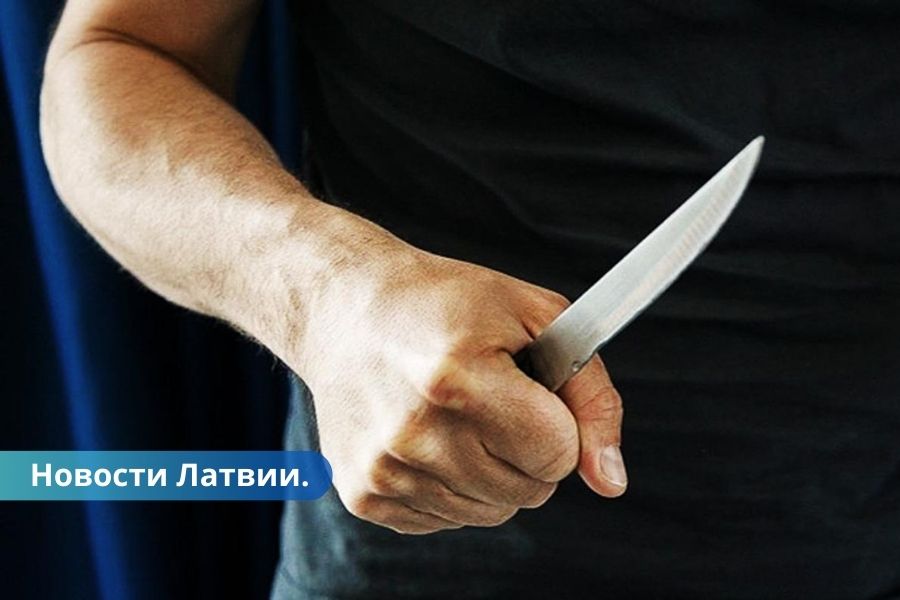 В Балви мужчина угрожал ножом посетительнице магазина.