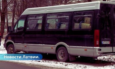 Автобус с гумпомощью Украине полтора года стоит на обочине улицы в Риге.