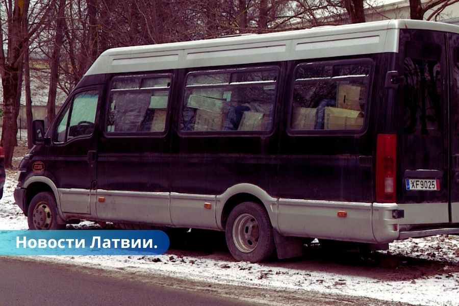 Автобус с гумпомощью Украине полтора года стоит на обочине улицы в Риге.