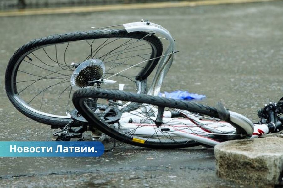 В Латгалии водитель BMW насмерть сбил велосипедиста.