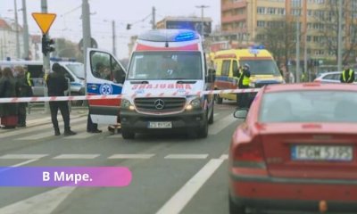 В Польше в автомобиль врезался в остановку и сбил 19 человек на перекрестке.
