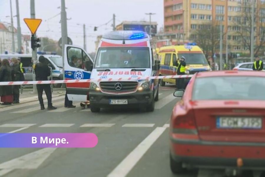 В Польше в автомобиль врезался в остановку и сбил 19 человек на перекрестке.