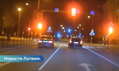 ВИДЕО⟩ В Елгаве молодежь устроила драг-рейсинг и попалась полиции.