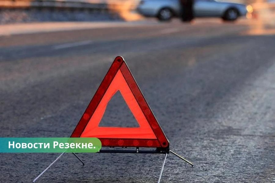 ДТП в Резекненском крае один человек погиб, пострадали четверо.