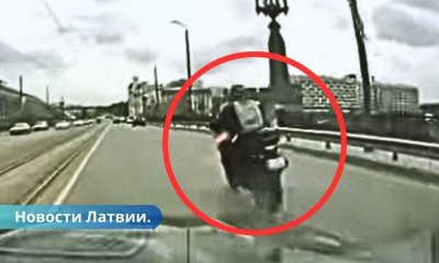 В Риге погиб мотоциклист момент столкновения с машиной попал на видео.