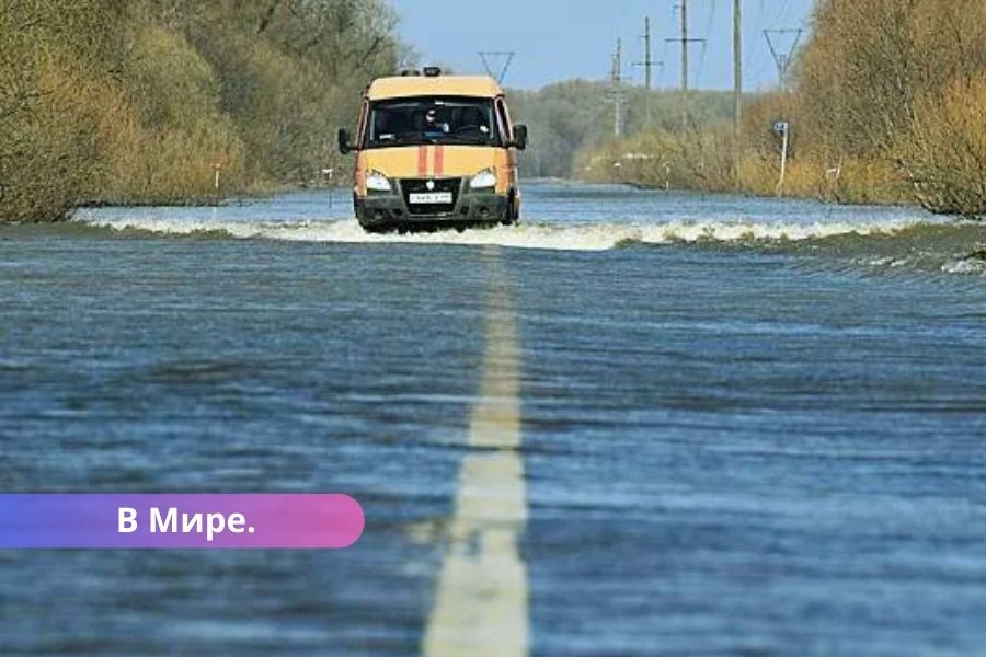В России в городе Орск прорвало дамбу, идет эвакуация людей.