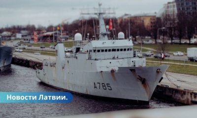 ВИДЕО ⟩ Французский военный корабль пришвартовался в порту Риги.