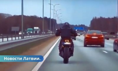ВИДЕО ⟩ Мотоциклист на скорости свыше 200 кмч пытался скрыться от полиции.