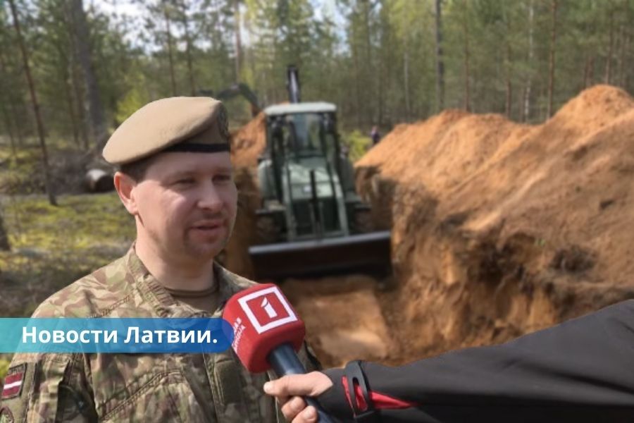 ВИДЕО ⟩ На границе России и Беларуси начинают создавать защитные рвы.