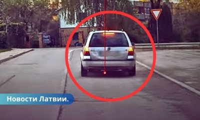 ВИДЕО в Гулбене пьяный водитель при побеге от полиции совершил аварию с патрульным авто.