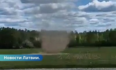 ВИДЕО в Латвии очевидцы засняли мини смерч.